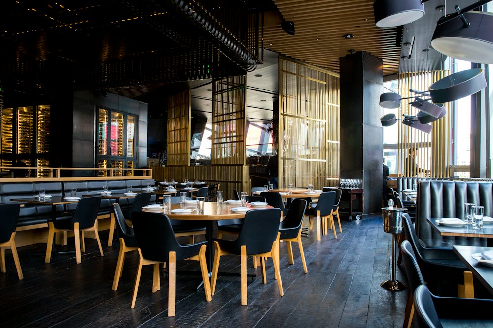 Restaurant mit gedeckten Tischen