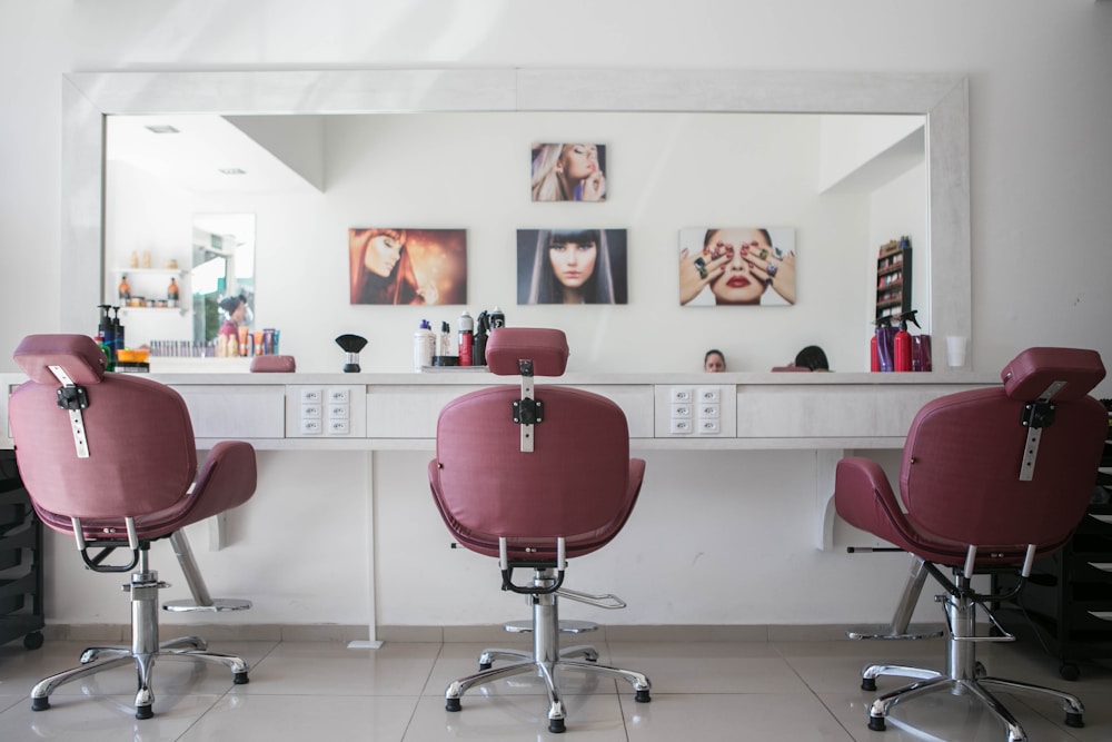 Heller Friseursalon mit drei Bedienplätzen